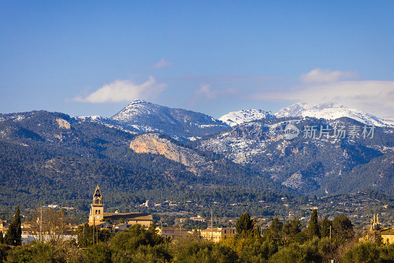 小村庄Santa Maria del camí后面雪山的美丽景色